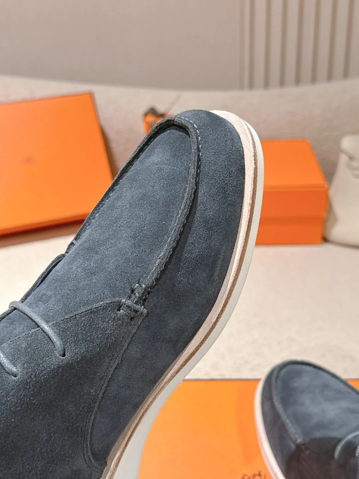 Men's Men's Shoes 660💰 Hermes men's size #26ss calfskin derby shoes, decorated with signature "H Diamant" details for a stylish and casual style. Fabric: Cow suede Lining: Mixed sheep lining Outsole: Genuine leather welt + original TPU Bottom thickness: 3CM Code number: 39-45 (customized at 46.47)